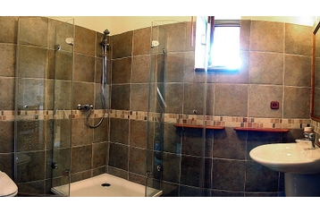 Slovacia Privát Uhorská Ves, Exteriorul